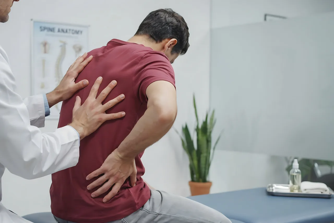 Médico avaliando paciente com dor persistente nas costas no consultório