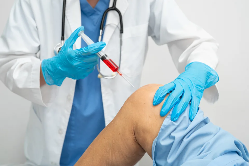 Aplicação de infiltração no joelho em ambiente clínico